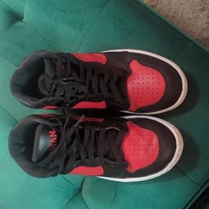 Jordan 11 mid red/black